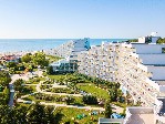 Vedere a hotelului ?i a mării (dreapta)