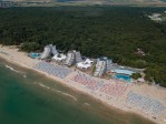 Vedere a hotelurilor (Nona în mijloc), a plajei ?i a rezerva?iei naturale