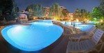 Fotografie panoramică de seară a piscinei