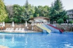 Piscină cu tobogane