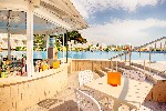 Bar lângă piscină