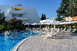 ?ezlonguri lângă piscină