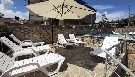 ?ezlonguri lângă piscină