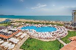 Vedere a piscinei ?i a plajei de la hotel