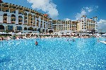 Vedere a piscinei ?i a plajei de la hotel