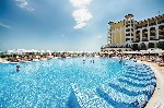 Vedere a piscinei ?i a plajei de la hotel