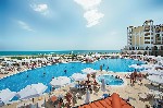 Piscină cu ?ezlonguri ?i umbrele de soare