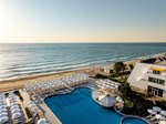 Hotel cu piscină ?i plajă