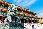 Leul din bronz din fata templului din Beijing