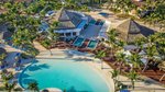 Vedere a piscinei principale ?i a rulotei cu mâncare