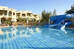 Piscină cu tobogane