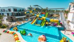 Piscină cu tobogane