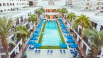 Piscină cu ?ezlonguri ?i umbrele de soare