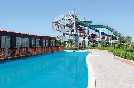 Piscină ?i vedere la toboganele de apă