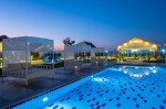 Vedere de seară a ?ezlongurilor de lângă piscină