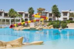 Piscina cu tobogan