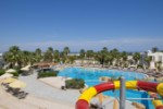 Piscina cu tobogan