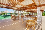 Bar lângă piscină