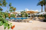 Piscina cu sezlonguri si umbrele de soare