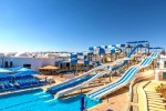 Piscină cu tobogane