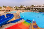 Piscină cu tobogane