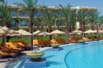 ?ezlonguri lângă piscină