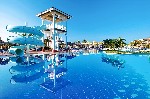 Piscină cu tobogan