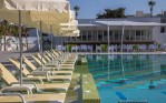 Piscină cu sezlonguri