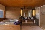 Vilă pe apă cu jacuzzi - cadă