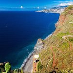 Vedere a plajei ?i a ora?ului Funchal în fundal
