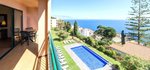 Vedere de la balcon spre piscină ?i mare