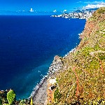Vedere a plajei ?i a ora?ului Funchal în fundal