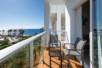 Balcon cu vedere laterală la mare