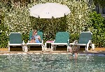 ?ezlonguri lângă piscină