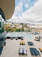 ?ezlonguri lângă piscină