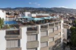 Vedere a hotelului ?i a piscinei de pe acoperi?