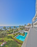 Partea exterioară a piscinei interioare