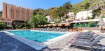 Piscină cu ?ezlonguri