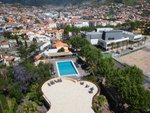 Vedere de la hotel spre piscină ?i ora?
