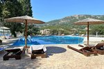 Piscină cu ?ezlonguri