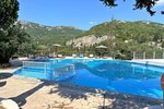Piscină cu sec?iune separată pentru copii