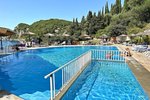 Piscină cu sec?iune separată pentru copii