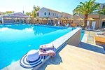Piscină cu hotel