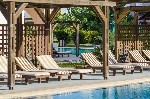 ?ezlonguri lângă piscină