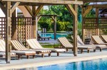 ?ezlonguri lângă piscină