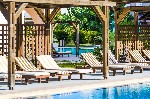 ?ezlonguri lângă piscină