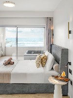 Suită cu jacuzzi ?i vedere la mare