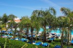?ezlonguri lângă piscină