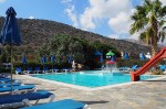 Piscină cu tobogan