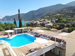 Piscina din hotelul de alături